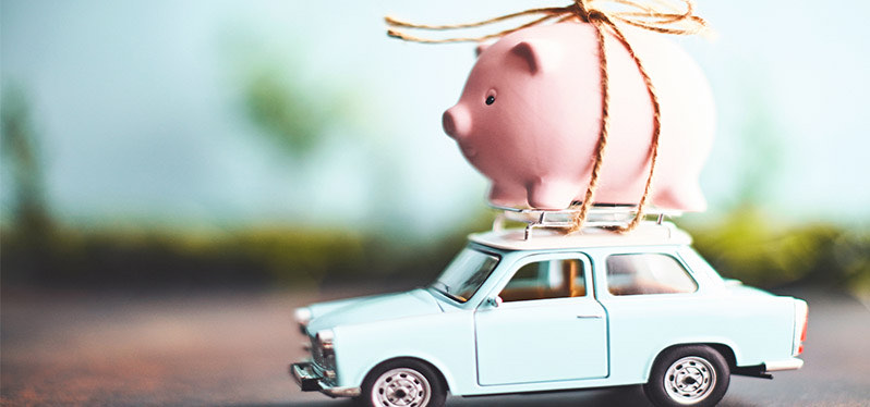 Illustration of a piggy bank strapped to the top of a car